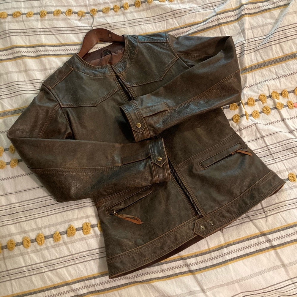 Brown fitted leather jacket